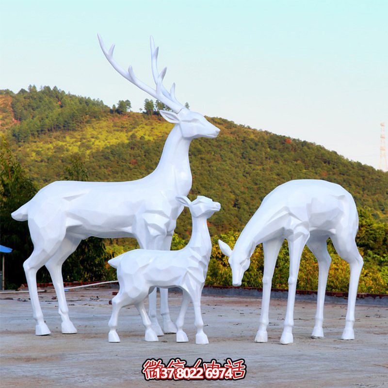 玻璃鋼梅花鹿雕塑，讓一家三口在公園戶外玩耍