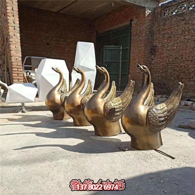 仿銅噴水雕塑，玻璃鋼景觀天鵝水池，為廣場(chǎng)園林?jǐn)[放