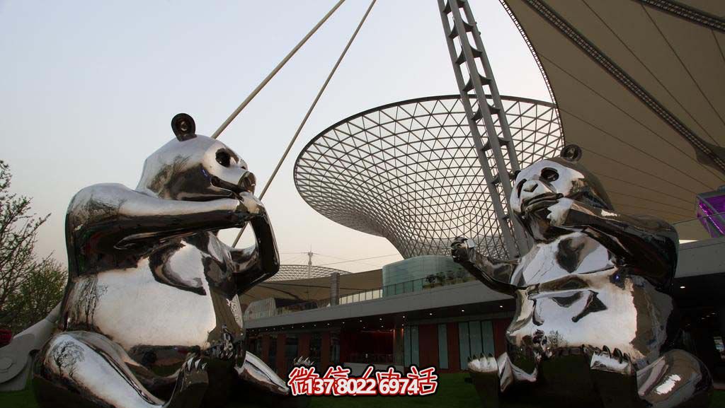 不銹鋼卡通熊貓雕塑，為動(dòng)物園擺放鏡面裝飾