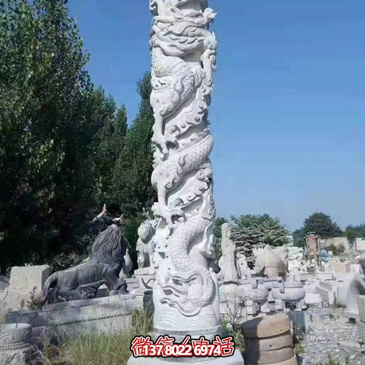 仿古石雕龍柱雕塑，為廣場增添古典魅力