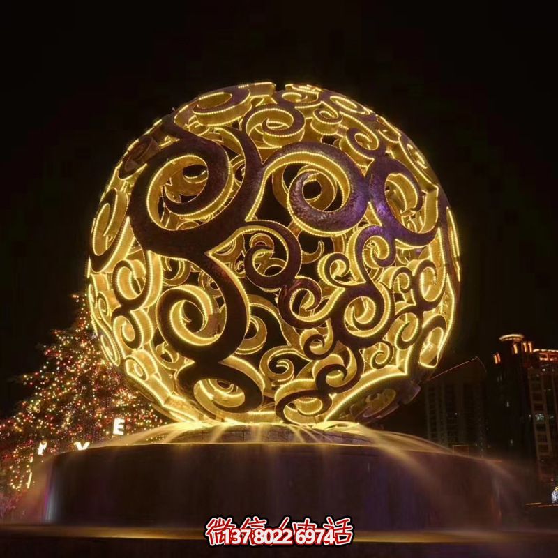 不銹鋼鏤空球雕塑，照亮夜晚的美麗噴泉