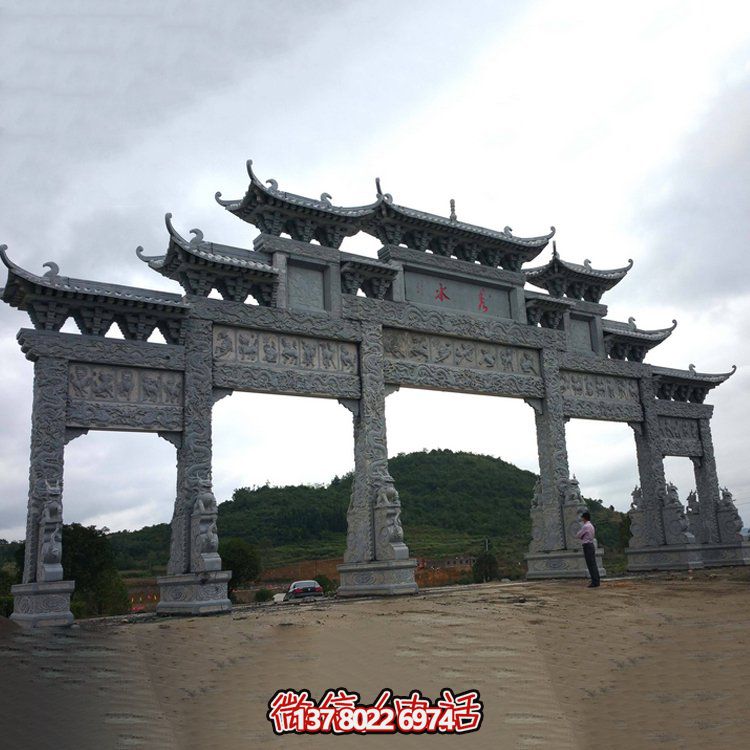 精美大型仿古青石雕刻門樓牌坊，為景區(qū)入口增添精彩