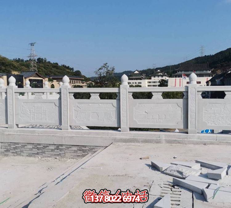 精美大理石雕塑，飾以圍欄的戶外河道裝飾