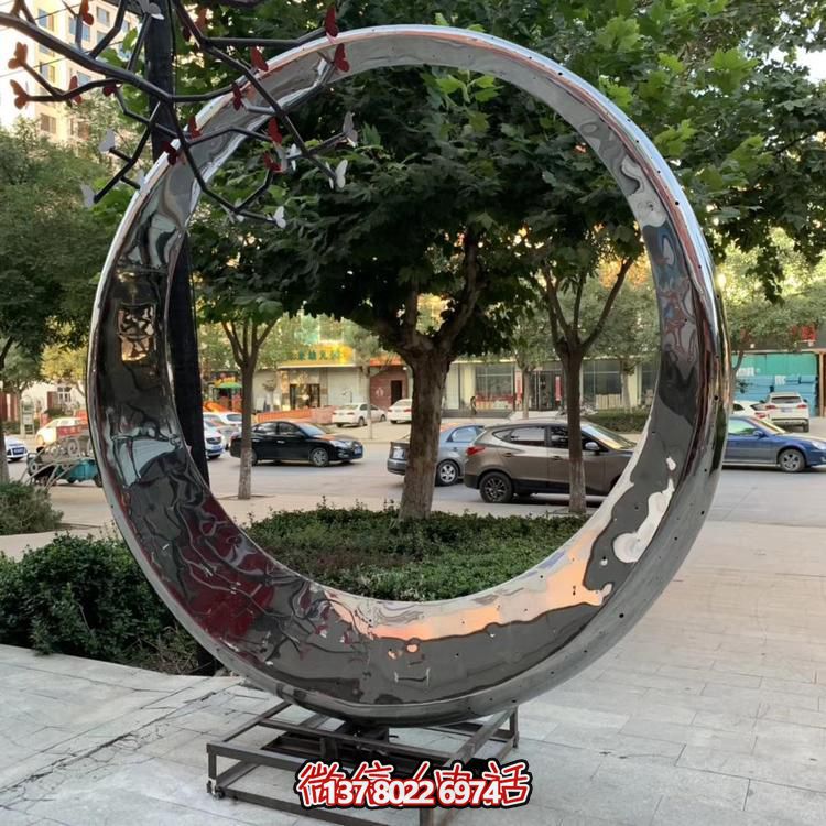 高級不銹鋼鏡面拋光圓環(huán)噴泉，為酒店會(huì)所戶外景觀雕塑增添絢麗色彩