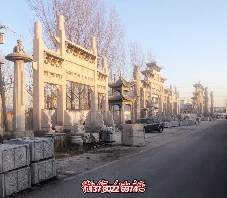 大理石門牌樓，點(diǎn)綴村莊入口