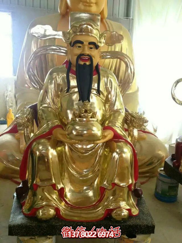 鎏金財(cái)神佛像雕塑，室內(nèi)供奉神像
