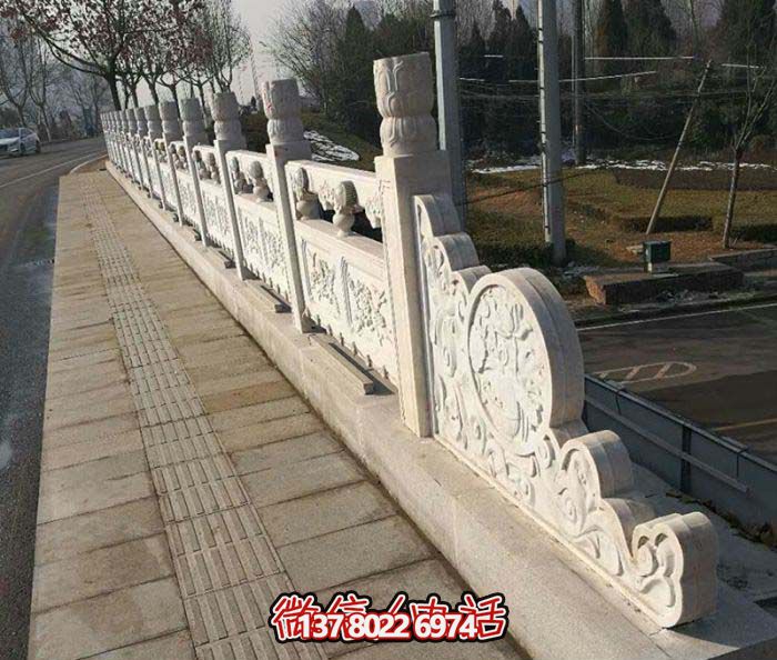現(xiàn)代城市綠化防護(hù)欄桿，融入自然元素的花崗巖石雕