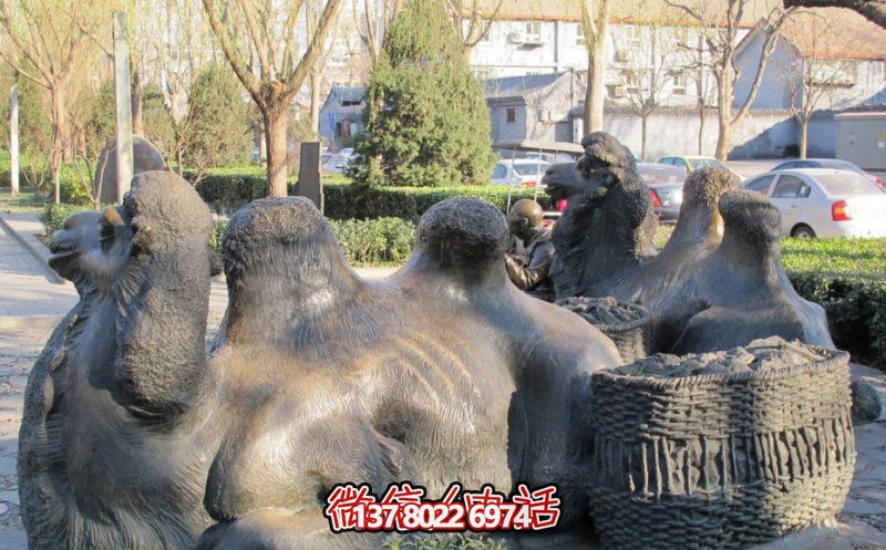 玻璃鋼駱駝雕塑，欣賞公園里歪頭看玻璃創(chuàng)意