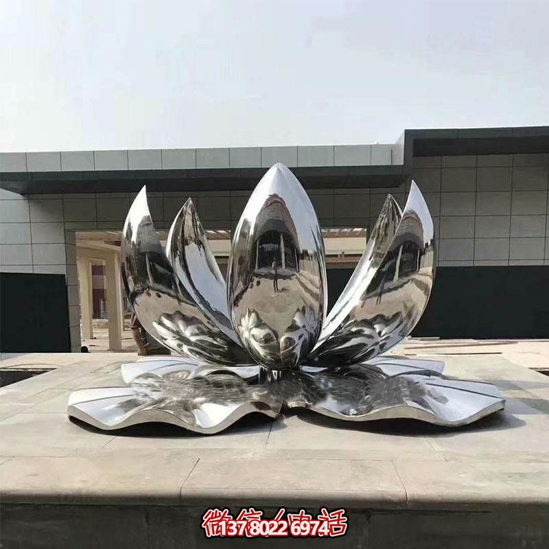 大型不銹鋼蓮花雕塑，鏡面反射景觀