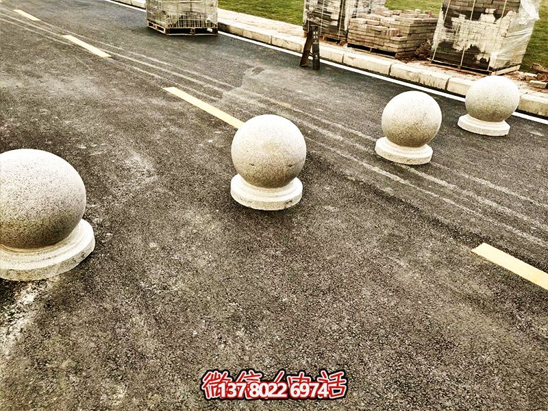 球形路障，為小學(xué)路邊擺放的安全隔離車