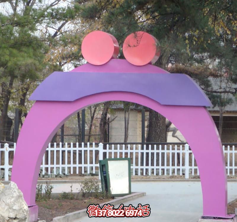 創(chuàng)意玻璃鋼愛心雕塑，裝點(diǎn)城市公園