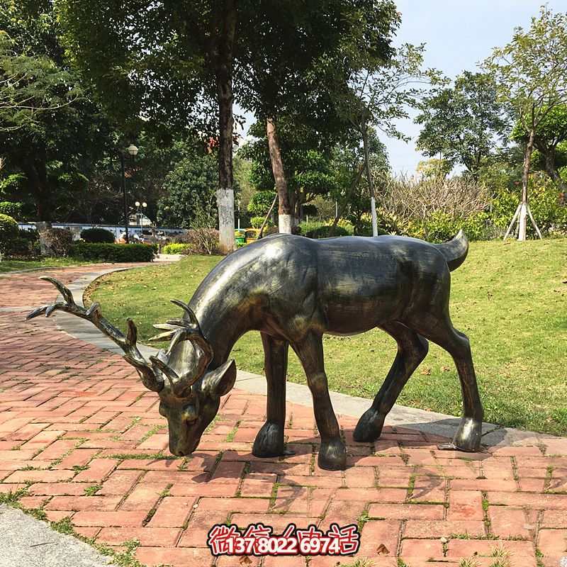 精美鹿雕塑，在公園里覓食的活力象征
