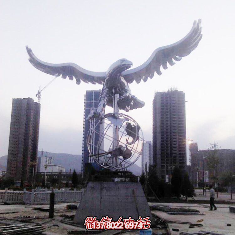 不銹鋼老鷹雕塑，點(diǎn)綴戶(hù)外園林景觀