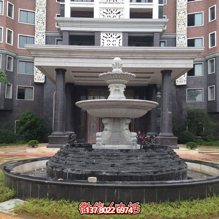 清新的雙層噴泉水雕裝飾，為辦公大樓門前增添靈動氣息
