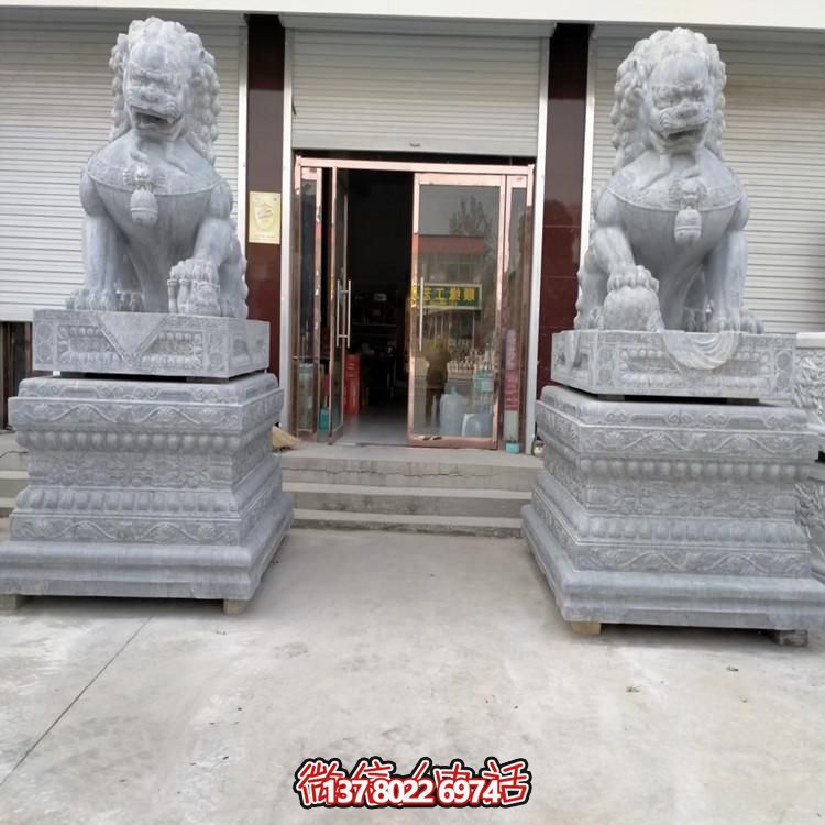 天然青石獅子雕塑，點(diǎn)綴景區(qū)大門(mén)