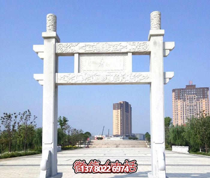 簡易大理石牌樓，為公園廣場擺放單門