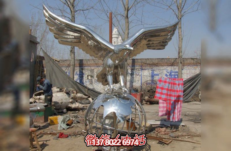 休息時刻，欣賞不銹鋼老鷹雕塑