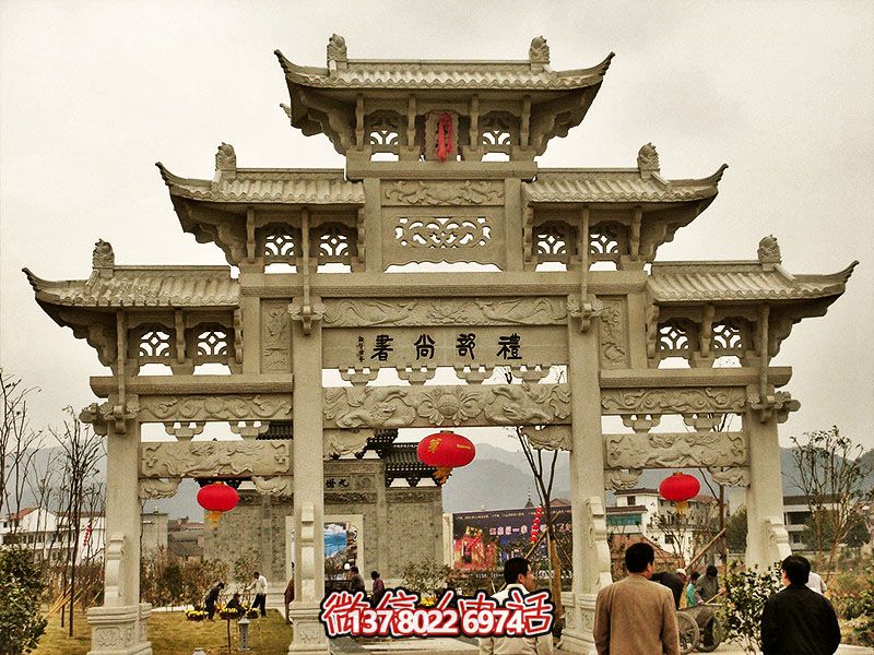 鏤空三門(mén)牌坊，點(diǎn)綴城市廣場(chǎng)