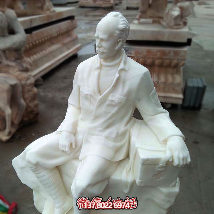 以白求恩精神為原型，漢白玉雕刻的護(hù)士坐姿雕塑