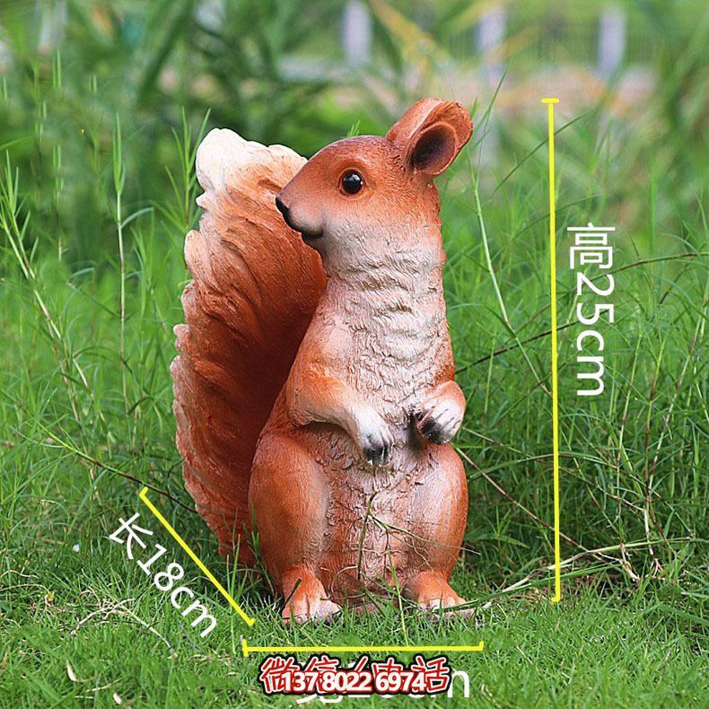 公園中一只呆萌站立的樹(shù)脂松鼠雕塑